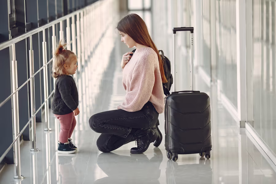 Mamá y bebé preparándose para su viaje